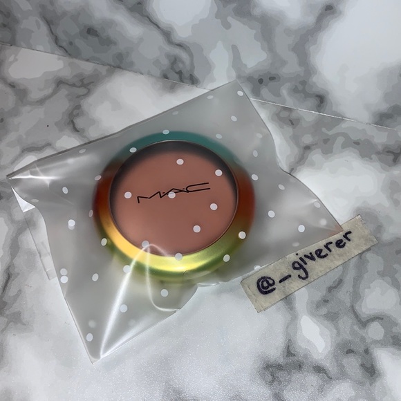 CRISP WHITES Wash & Dry MAC Powder Blush - Picture 3 of 16